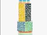 un vase multicolore orné de nombreuses perles