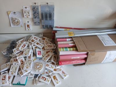 une pile de matériel de loisirs créatifs posée sur un plan de travail