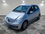 La Mercedes Classe B est garée sur un sol carrelé à damier