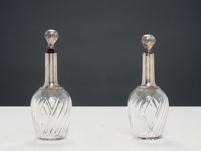 une paire de carafes anciennes en verre taillé
