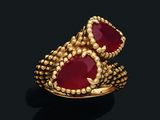 une bague en or 18 carats et rubis, signée Van Cleef