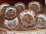 un grand nombre d'assiettes posées sur une table
