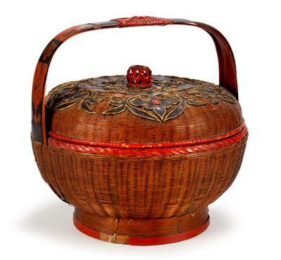 un panier en osier avec une poignée rouge sur fond blanc