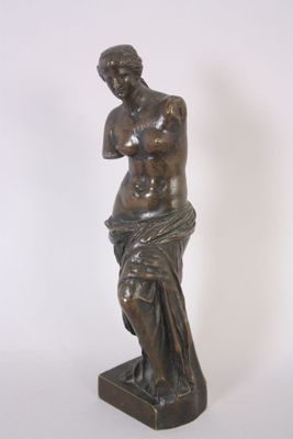 statue en bronze représentant une femme, les mains posées sur la poitrine