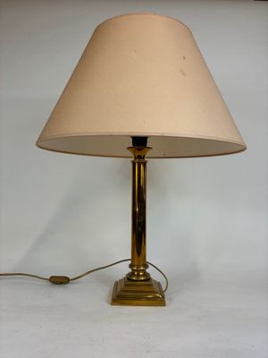 une lampe posée sur une table à côté d'un mur