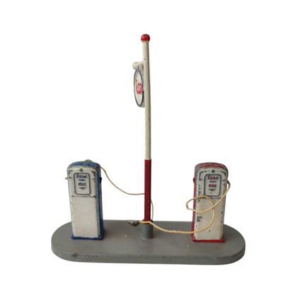 une petite maquette représentant une pompe à essence et un poteau