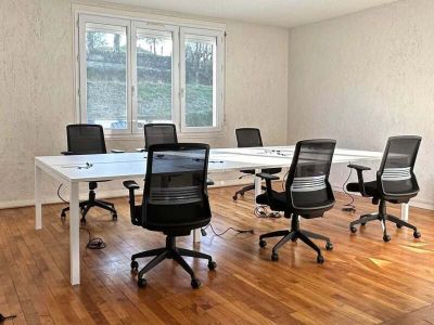 une pièce dans laquelle se trouvent plusieurs chaises et une table