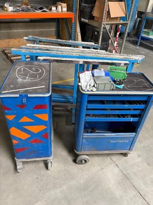un établi bleu et un chariot de travail bleu dans un entrepôt