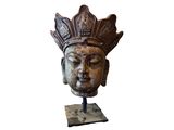 un gros plan sur une statue représentant une tête coiffée d'une couronne