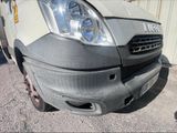 une photo d'une camionnette garée sur un parking