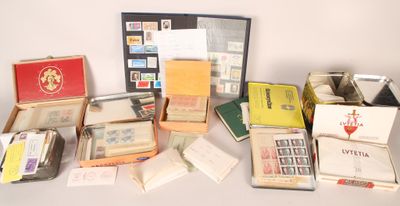 de nombreux timbres de toutes sortes dans une boîte posée sur la table