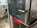 un grand four qui trône au milieu d'une cuisine