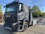 un camion noir garé sur un parking