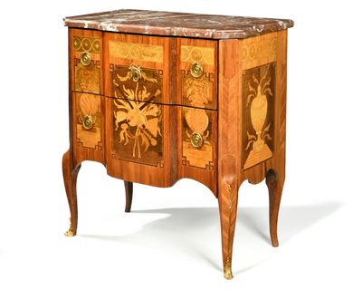 une petite commode ornée d'un motif