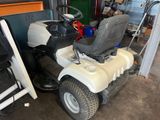une tondeuse à gazon blanche garée dans un garage