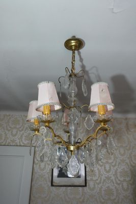 un lustre suspendu au plafond d'une pièce