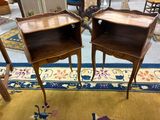 paire de tables de chevet anciennes en noyer aux pieds incurvés