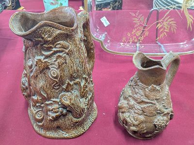 deux vases posés sur une table