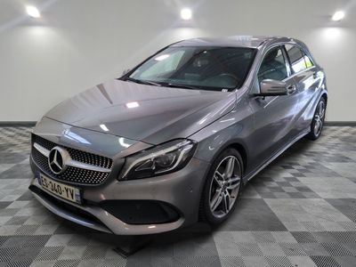 la mercedes cla est garée dans un garage dont le sol est recouvert de carreaux