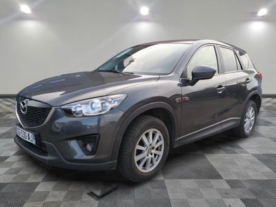 une Mazda CX-5 grise garée sur un sol à damier