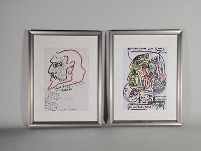 deux tableaux encadrés représentant deux dessins accrochés à un mur blanc
