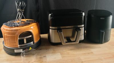 deux grille-pain et un grille-pain posés sur une table en bois
