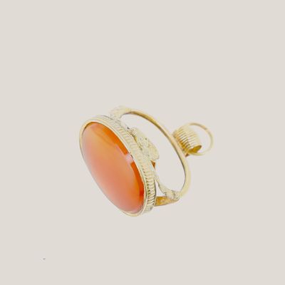 une bague en or avec une pierre de cornaline au centre