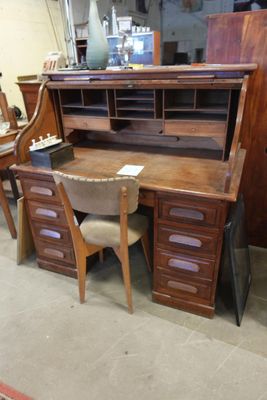 une image représentant un bureau avec une chaise et un plateau de bureau