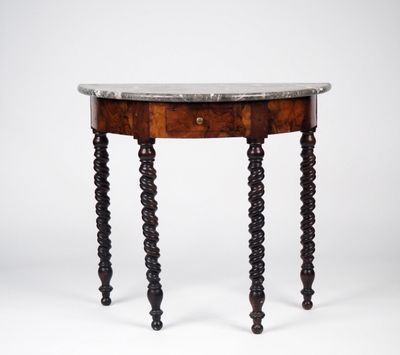 Meuble d'appui de style Louis XIII en bois tourné, dessus ma…