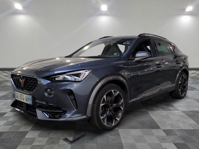 Une Infiniti grise de 2020 est garée sur un sol à damier