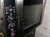un micro-ondes posé sur un comptoir dans une cuisine