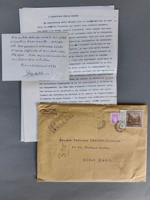 Deux enveloppes et une lettre sont posées sur une table.