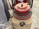 une pile de bagages posée sur un chariot dans un entrepôt
