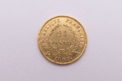 gros plan d'une pièce d'or sur une surface blanche