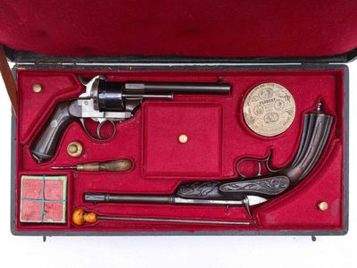 une mallette rouge contenant un pistolet et d'autres objets