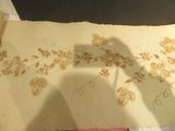 une personne debout à côté d'une feuille de papier sur laquelle est dessiné un bouquet de fleurs