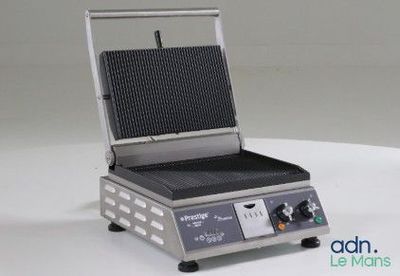 une image représentant un gaufrier posé sur une surface blanche