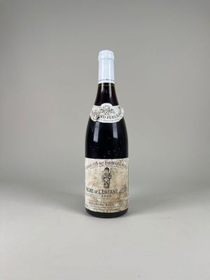 une bouteille de vin rouge posée sur une table