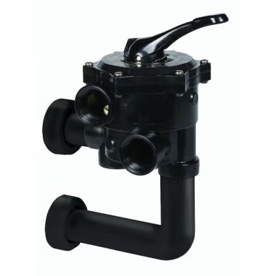 le robinet noir est fixé au mur à l'aide d'une poignée noire