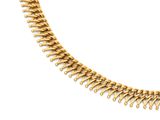 gros plan d'un collier en or sur fond blanc