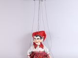 une marionnette suspendue au plafond d'une pièce
