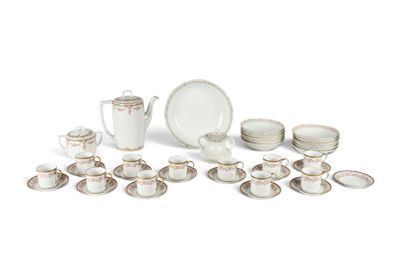 une image d'un groupe de plats, de tasses et de soucoupes en porcelaine