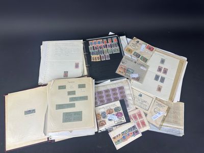 plusieurs types de timbres différents sur une table