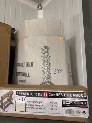 une boîte posée sur une étagère