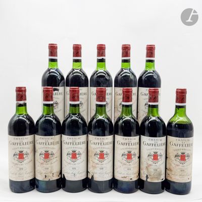 plusieurs bouteilles de vin sont alignées sur une surface blanche