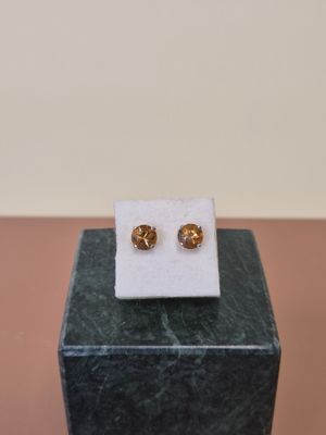 une paire de boucles d'oreilles posée sur un bloc de marbre