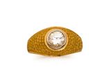 une image d'une bague en or avec un diamant au centre