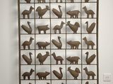 une grande exposition d'animaux en bois présentée dans une pièce