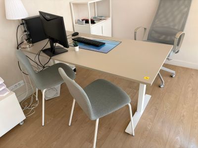 un bureau avec deux chaises et un ordinateur dessus