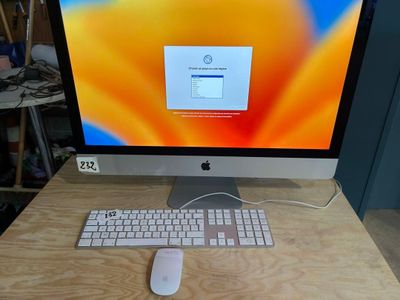 un ordinateur sur un bureau avec un clavier et une souris